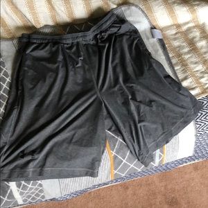 Grey loose fit Under Armour shorts-XL